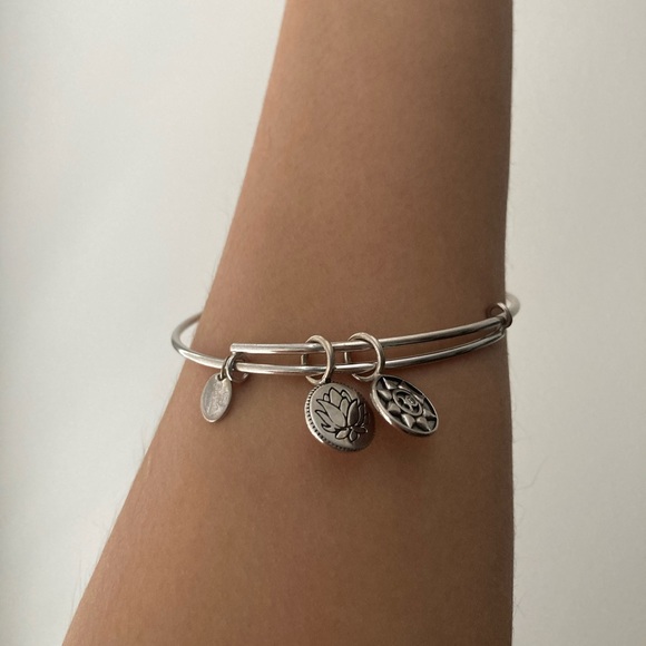 Chrysalis Lotus beacelet - Picture 1 of 4